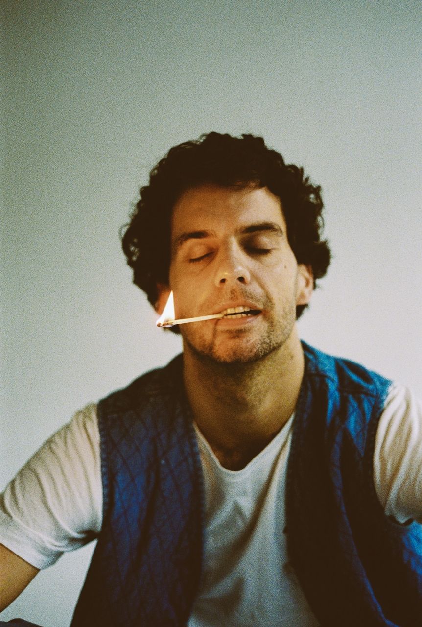 Homme avec une allumette dans la bouche