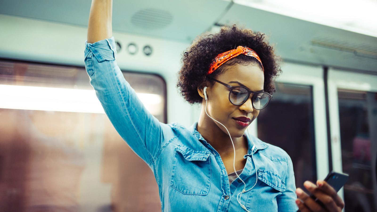 Femme qui écoute un podcast dans le métro