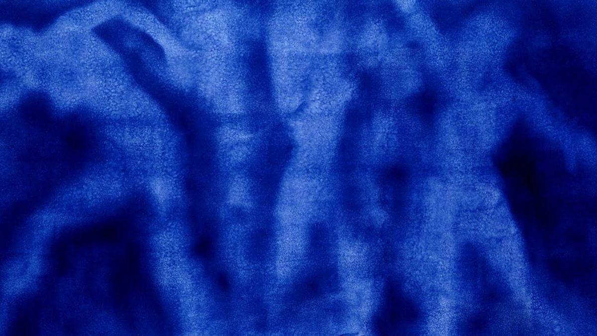 Peinture d'ombres bleues clair sur bleu Klein, par Yves Klein