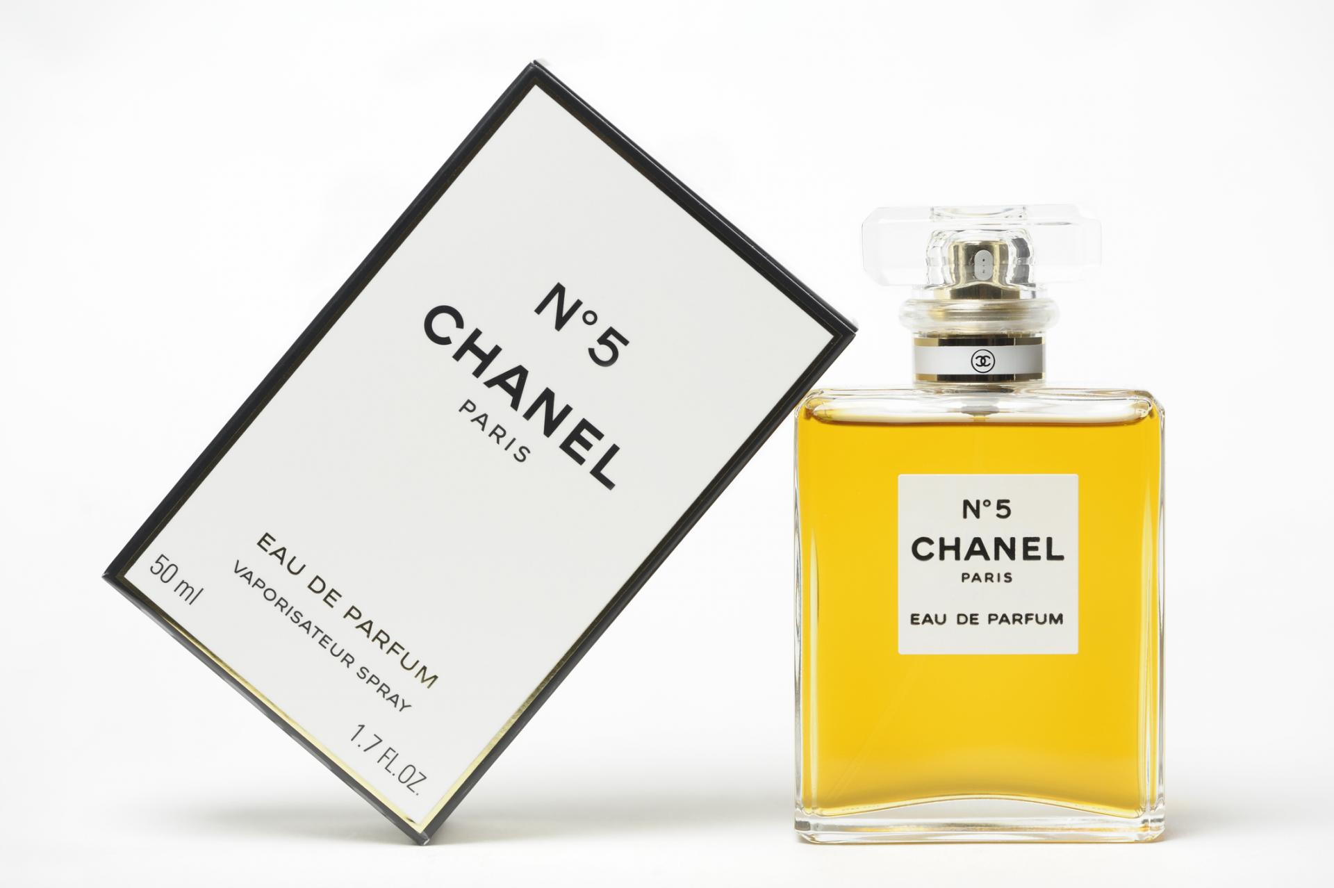 Packaging blanc du parfum Chanel n°5. 